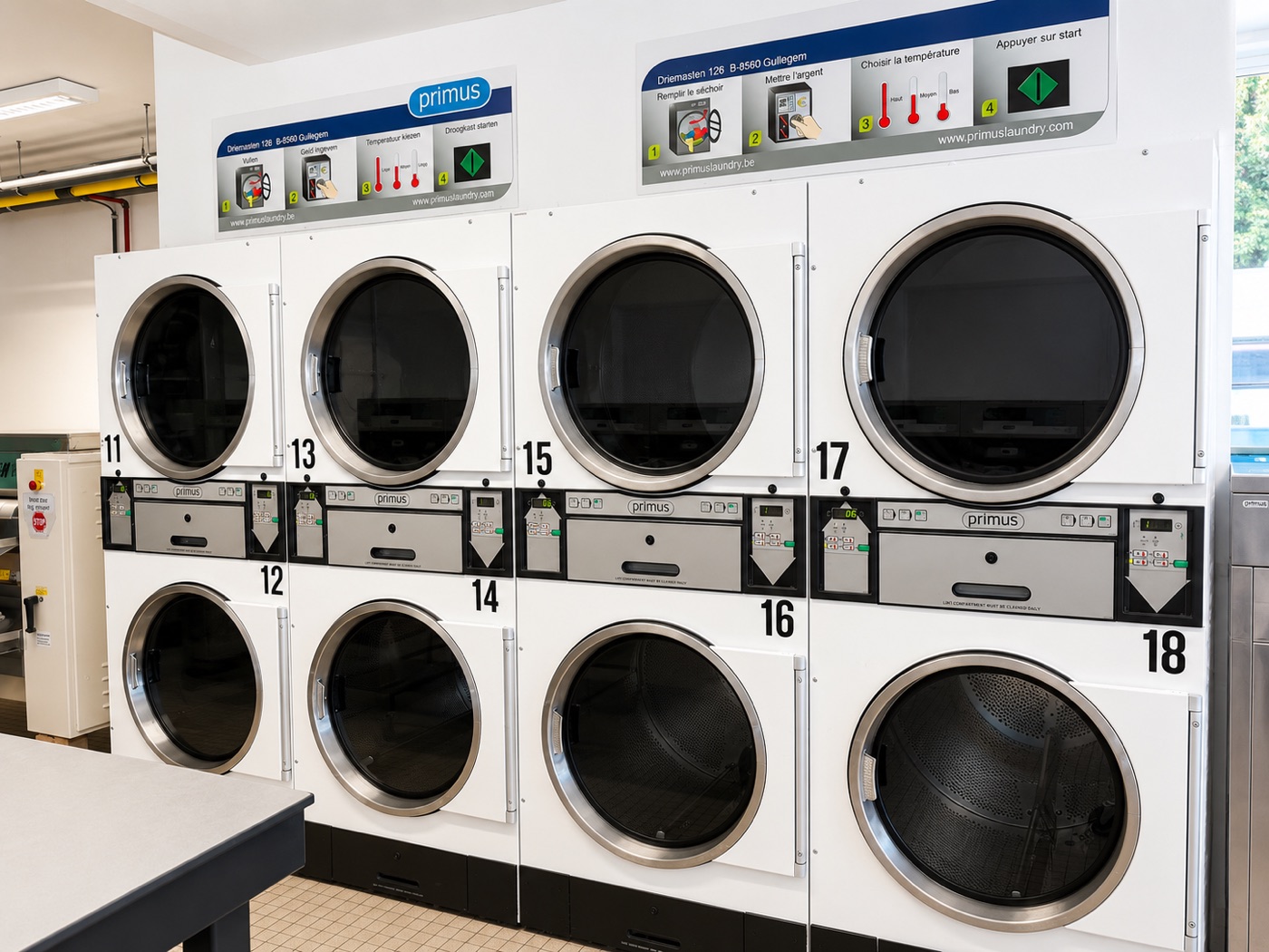 Rij professionele wasmachines in de zelfwasserette